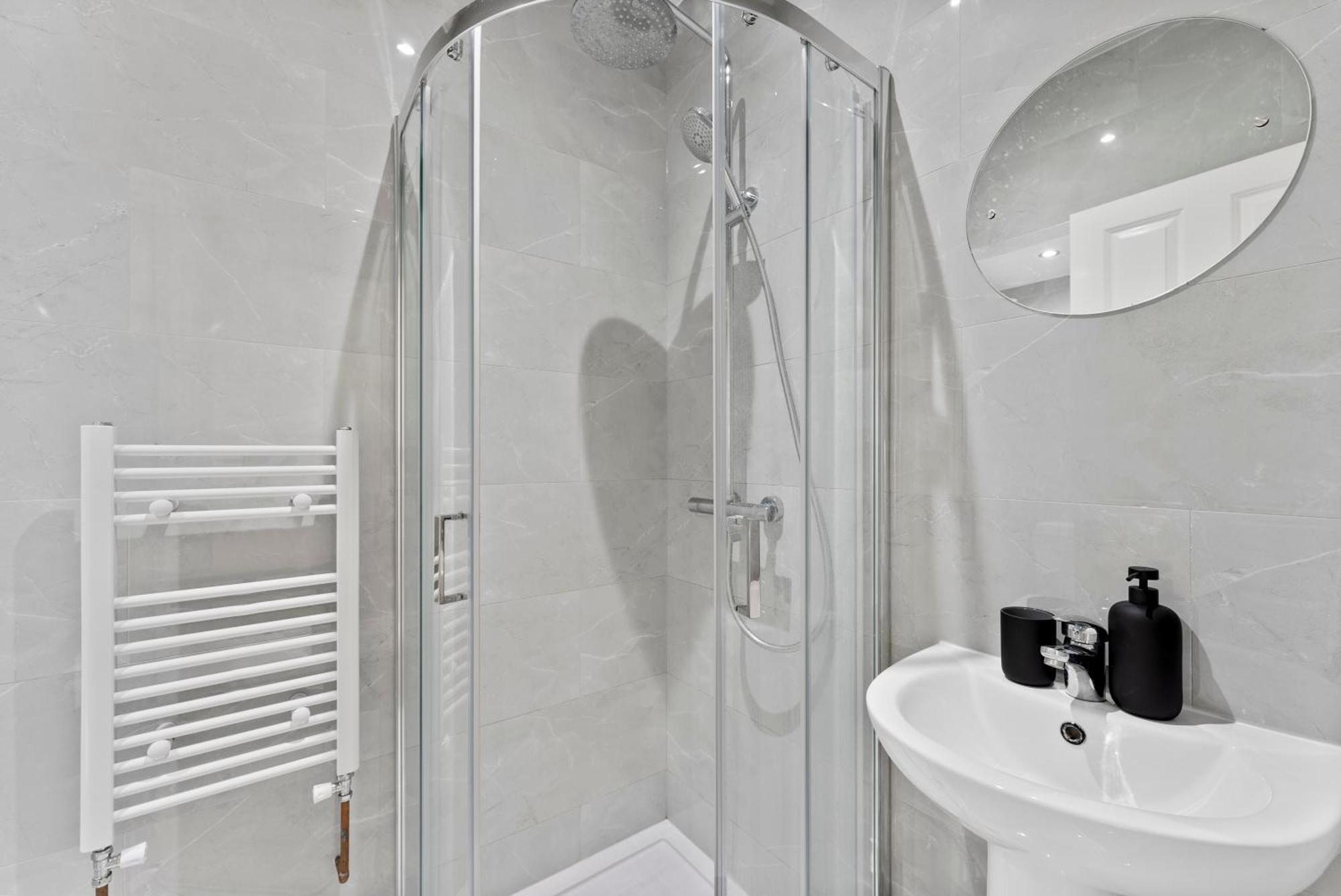 Villa Stylish Wembley Gem - Parking -Sleeps 14 Londres Exterior foto