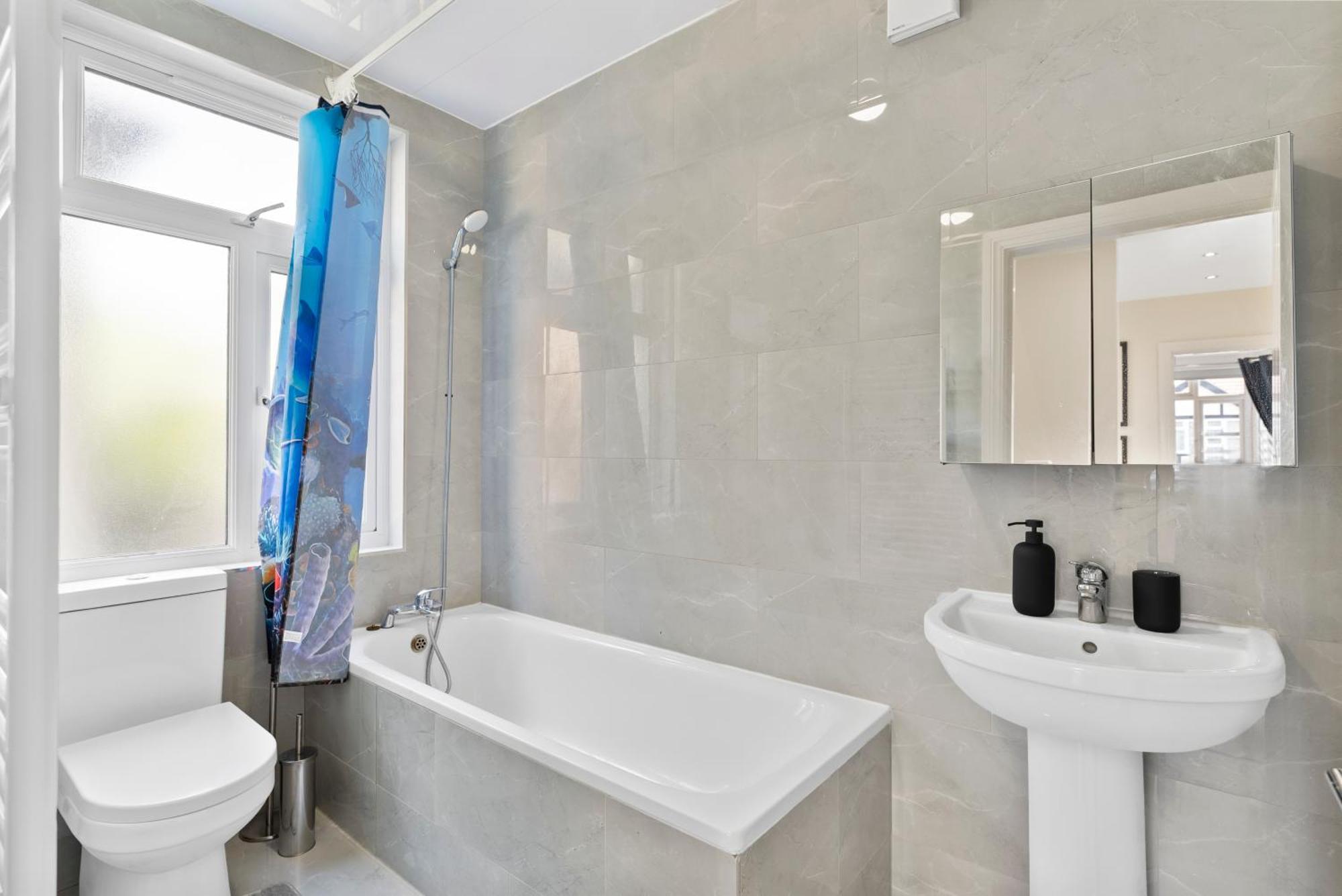 Villa Stylish Wembley Gem - Parking -Sleeps 14 Londres Exterior foto