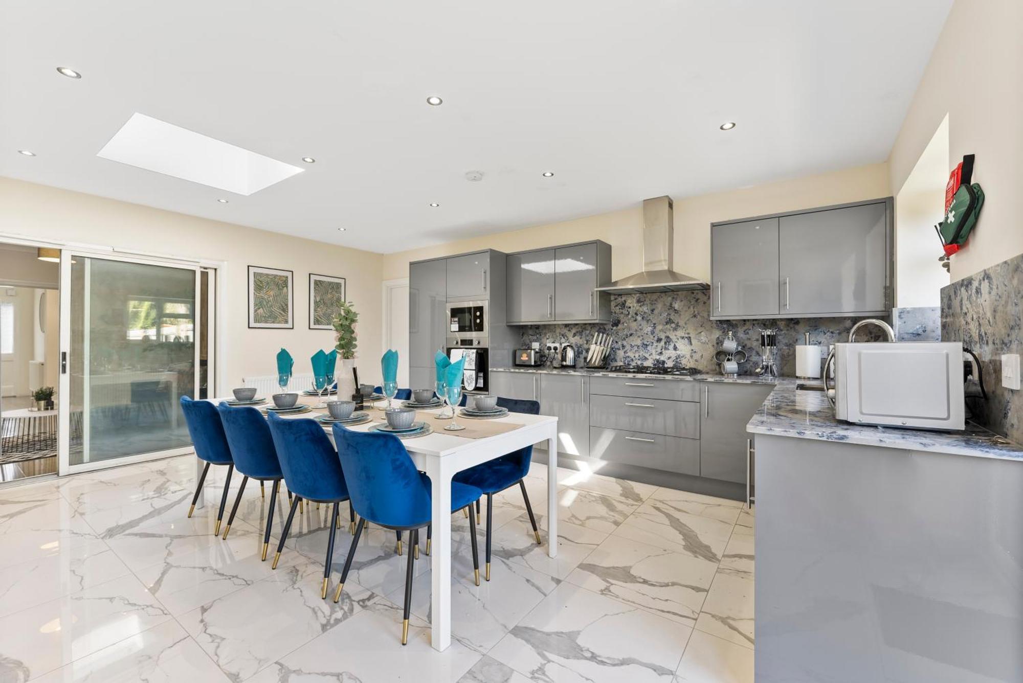 Villa Stylish Wembley Gem - Parking -Sleeps 14 Londres Exterior foto